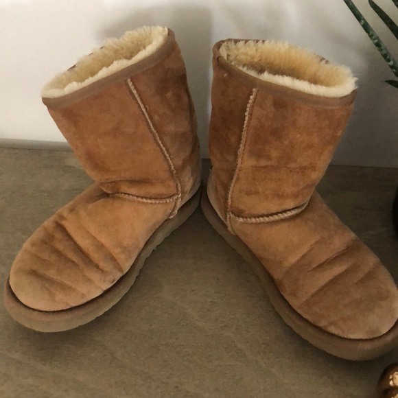 UGGS - Picture 3 of 5